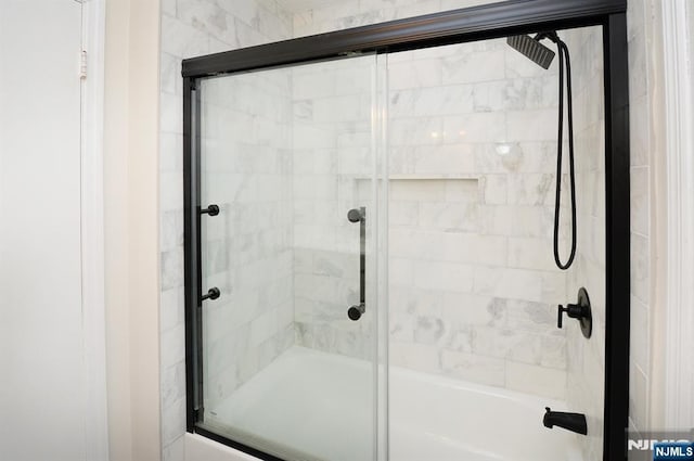 full bathroom with enclosed tub / shower combo