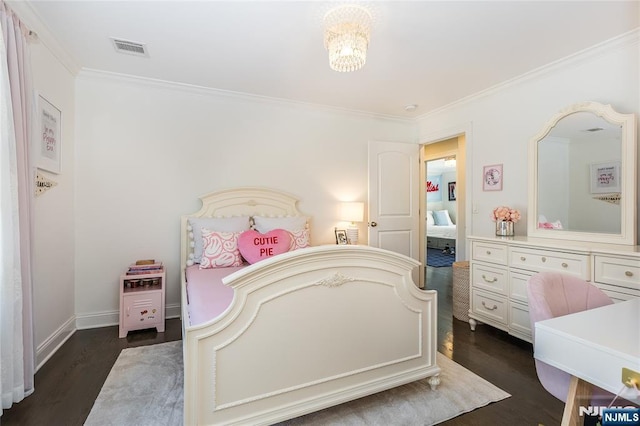 bedroom featuring visible vents, ornamental molding, dark wood-style floors, an inviting chandelier, and baseboards