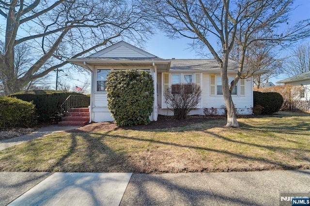 view of front facade featuring a front yard