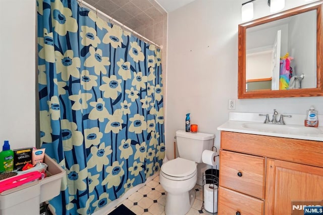 bathroom with a shower with curtain, toilet, and vanity