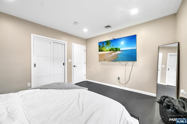 bedroom with visible vents, baseboards, a closet, recessed lighting, and dark wood-style floors