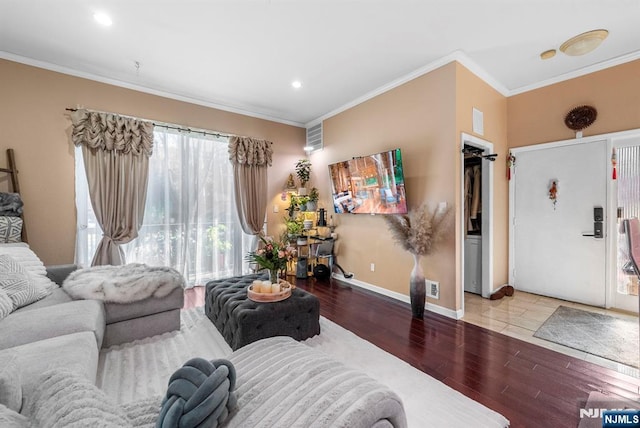 living area featuring wood finished floors, visible vents, baseboards, recessed lighting, and crown molding