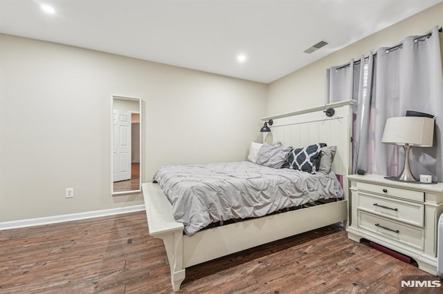 bedroom with dark wood-style floors, visible vents, recessed lighting, and baseboards