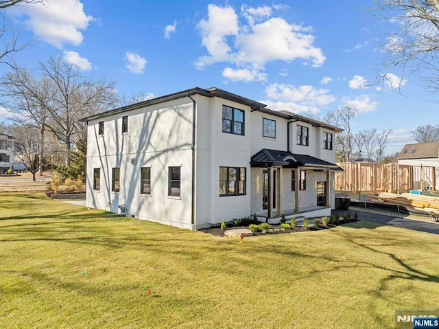 view of front of house featuring a front yard and fence