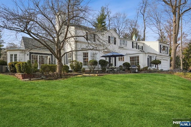 back of house featuring a lawn