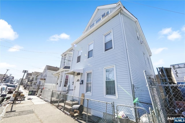 view of front of home featuring a fenced front yard