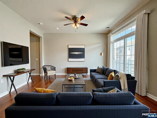 living room featuring wood finished floors, visible vents, baseboards, recessed lighting, and ceiling fan