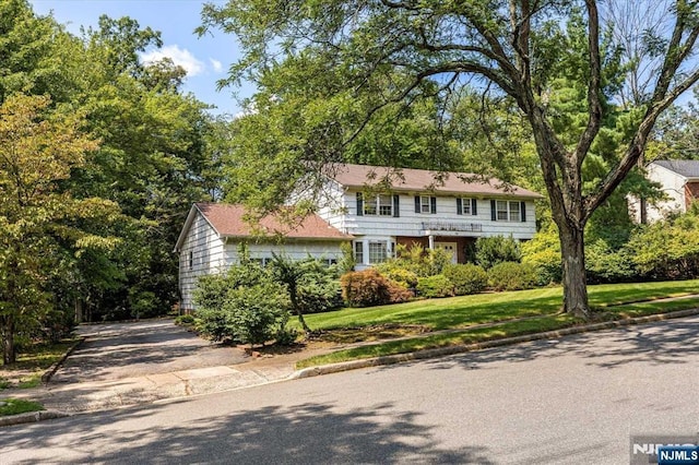 view of front of property featuring a front yard