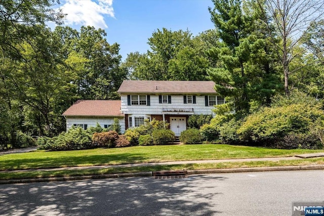 view of front of house featuring a front yard