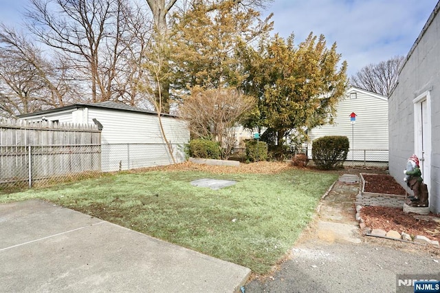 view of yard featuring fence