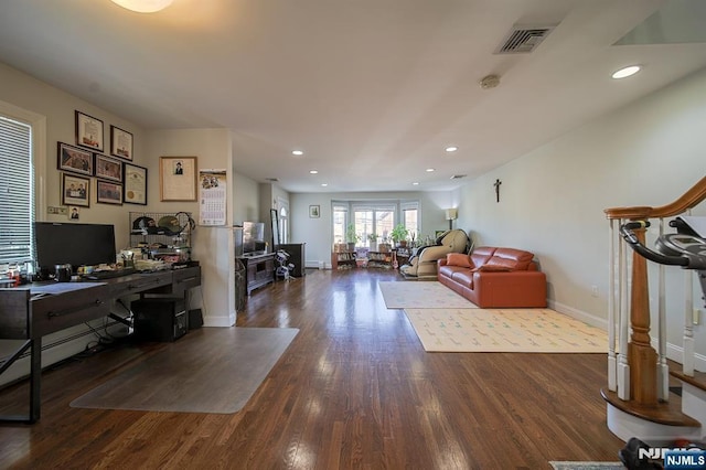 living room with visible vents, recessed lighting, baseboards, and wood finished floors