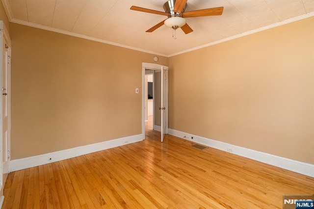 unfurnished room featuring visible vents, light wood-style flooring, ornamental molding, baseboards, and ceiling fan