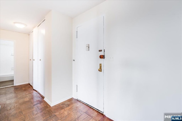 foyer entrance featuring baseboards