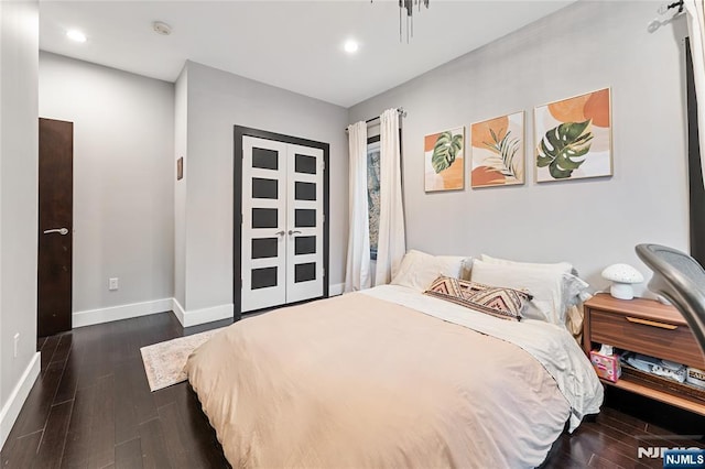 bedroom featuring recessed lighting, baseboards, and dark wood-style flooring