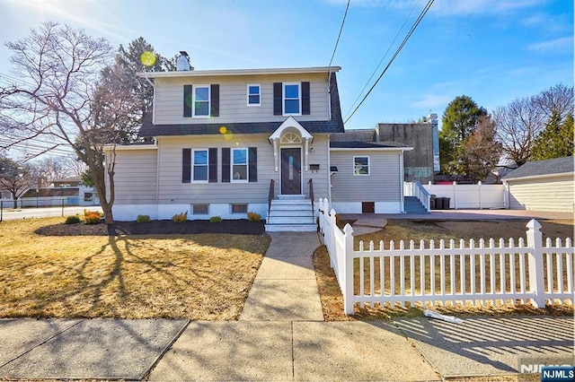 view of front facade featuring a fenced front yard