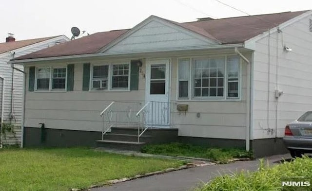 view of front of home featuring a front lawn