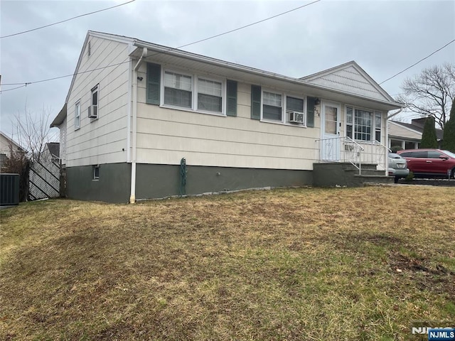 view of front facade featuring a front yard