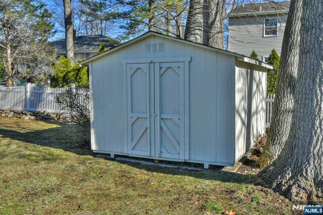 33 Bergen Ave, Waldwick, NJ 07463 - view of shed with fence