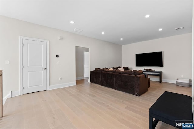 living area featuring recessed lighting, baseboards, light wood-style floors, and visible vents
