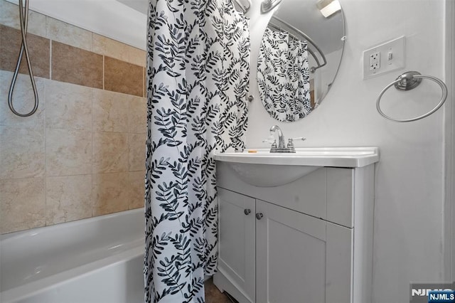 full bath with vanity and shower / tub combo