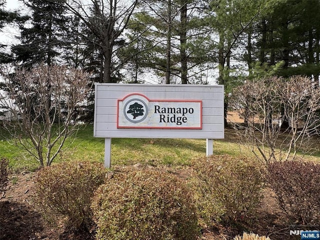 view of community / neighborhood sign