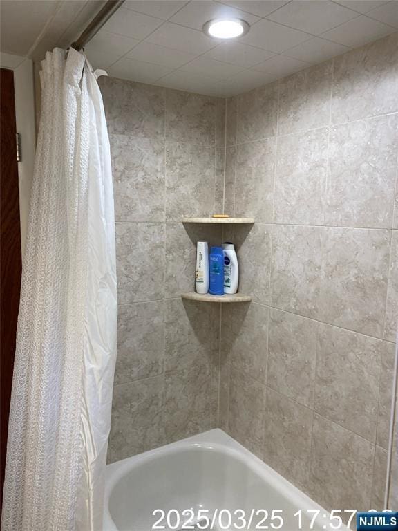 full bath with shower / bath combination with curtain