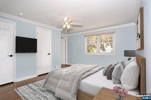 bedroom featuring dark wood finished floors, ornamental molding, baseboards, and a ceiling fan