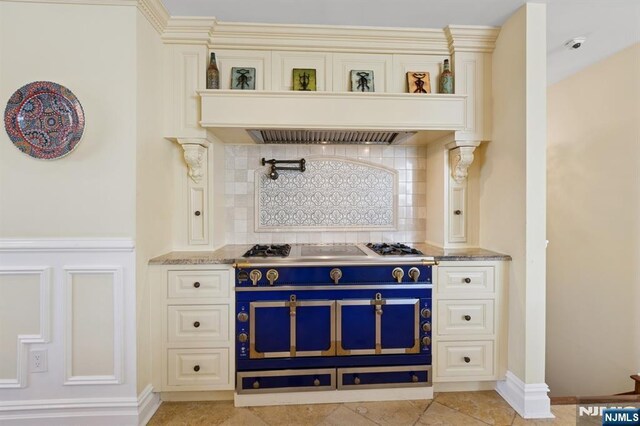 bar featuring backsplash, baseboards, and double oven range