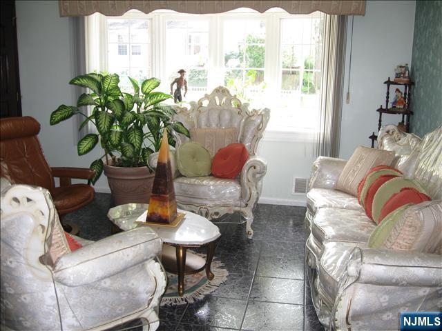 living room with visible vents and baseboards