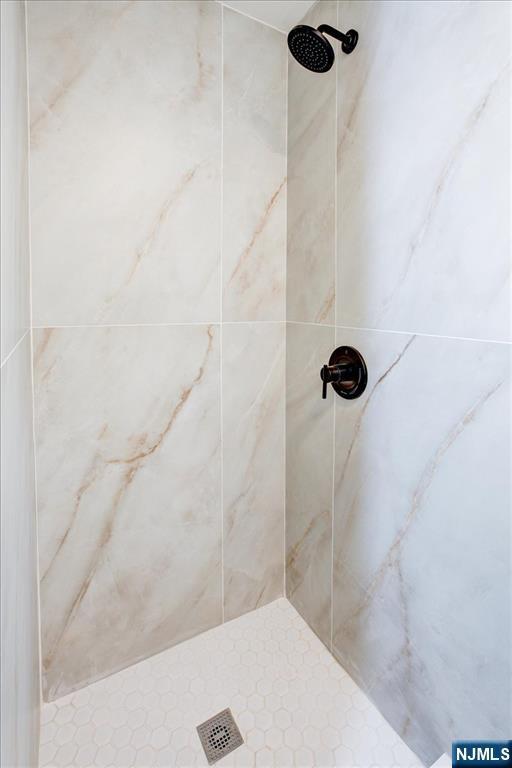546 Morris St, Orange, NJ 07050 - bathroom featuring tiled shower