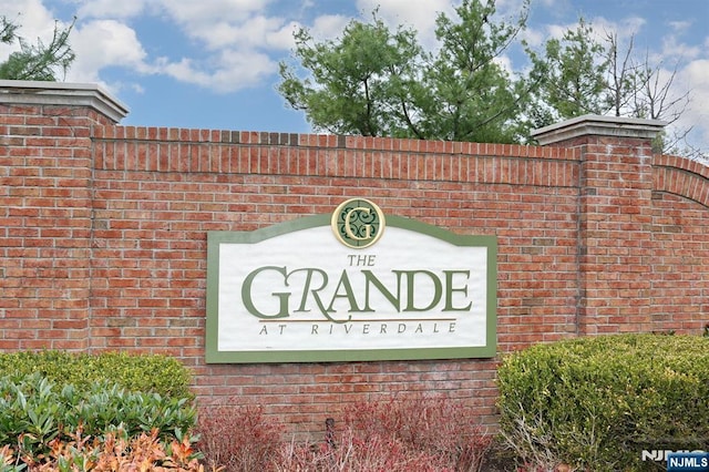 view of community / neighborhood sign