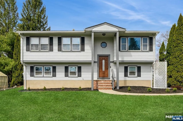 split foyer home featuring a front yard