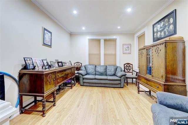 living room featuring crown molding, wood finished floors, and recessed lighting