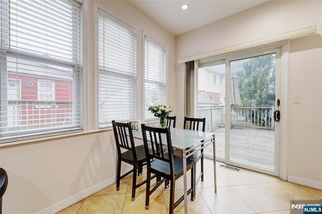 dining room featuring visible vents, plenty of natural light, and baseboards