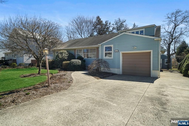 view of front of home featuring a garage, driveway, and a front lawn