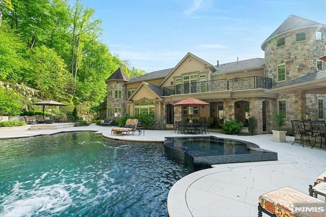 22 Nottingham Ct, Ringwood, NJ 07456 - view of swimming pool with a patio, outdoor dining space, and a pool with connected hot tub