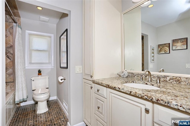 full bathroom featuring shower / tub combo, vanity, baseboards, toilet, and recessed lighting
