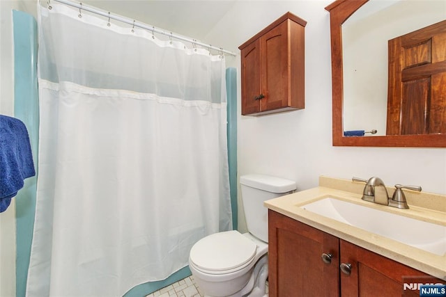 full bath with toilet, vanity, and curtained shower