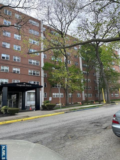 view of apartment building / complex