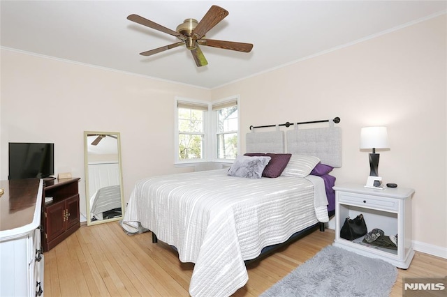 bedroom with light wood-style floors, crown molding, and ceiling fan