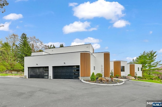 view of front of home with a garage and driveway