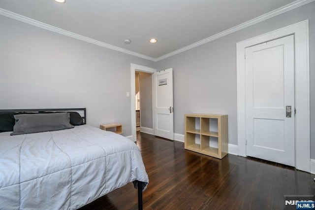 bedroom featuring hardwood / wood-style floors, crown molding, recessed lighting, and baseboards