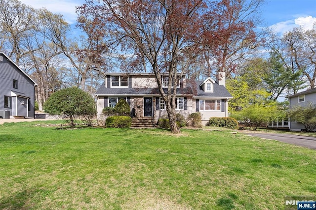 view of front of home with a front lawn