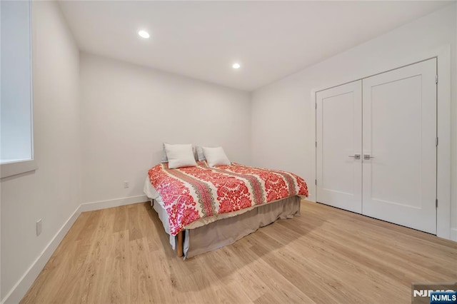 bedroom with recessed lighting, baseboards, and light wood-type flooring
