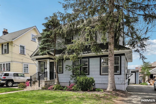 view of front of house featuring a front lawn