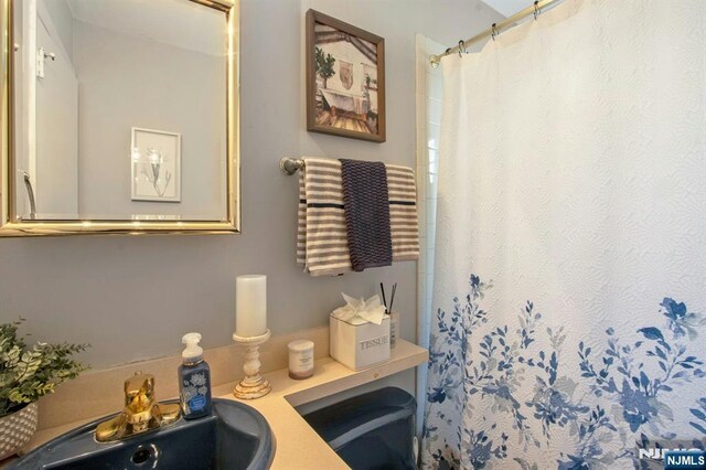 full bathroom featuring a shower with curtain