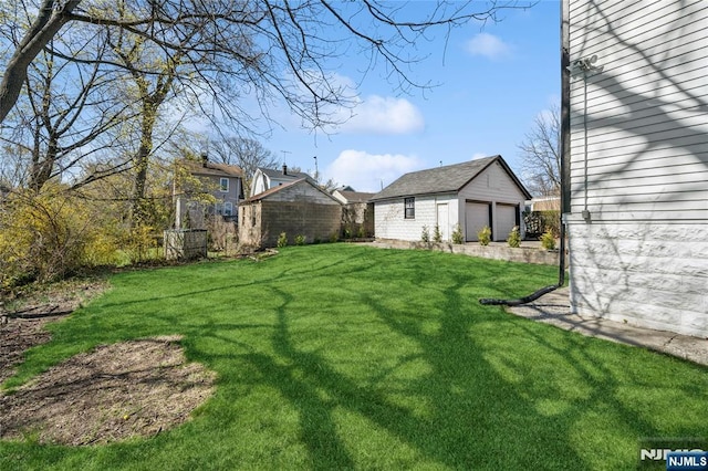 view of yard featuring an outdoor structure and a detached garage