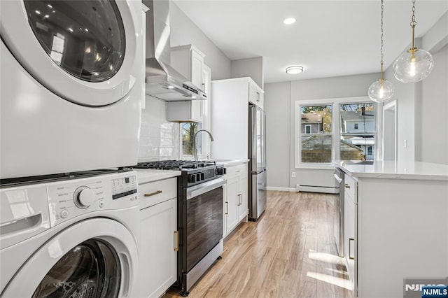 laundry room featuring recessed lighting, a sink, stacked washing maching and dryer, light wood-type flooring, and baseboards