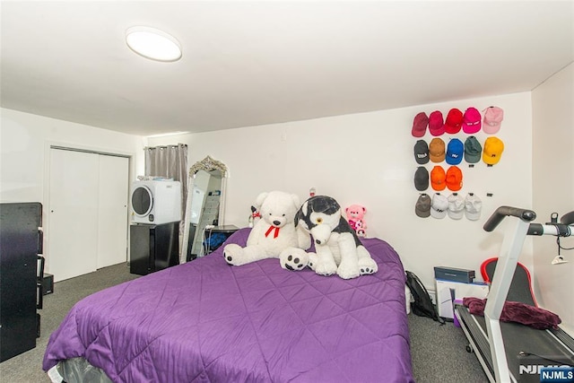 bedroom featuring carpet flooring and a closet