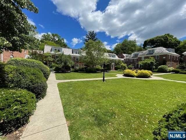 view of property's community with a yard and a residential view